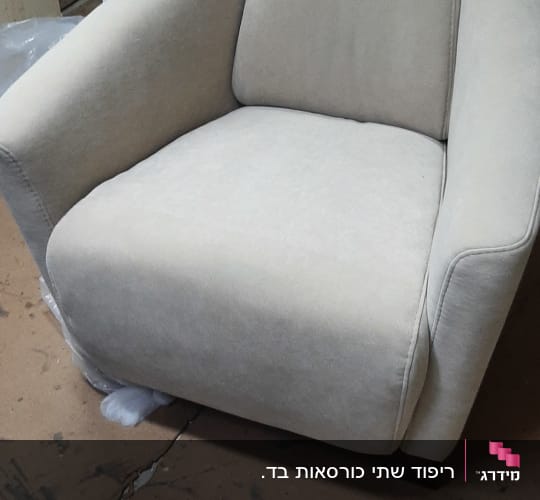 כורסה מרופדת בצבע בז